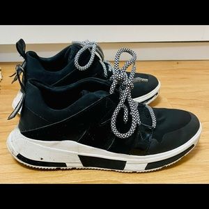 Size 8. Anatomically contoured and arch support .Black and white. Light weight